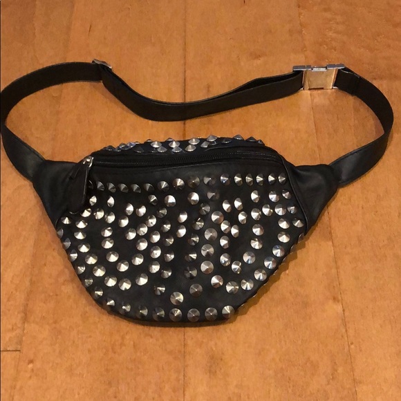 tommy hilfiger fanny pack urban outfitters